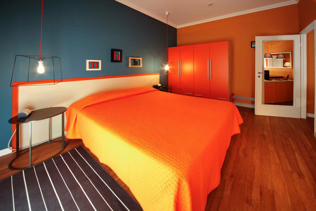 Stanza arancione appartamenti superior